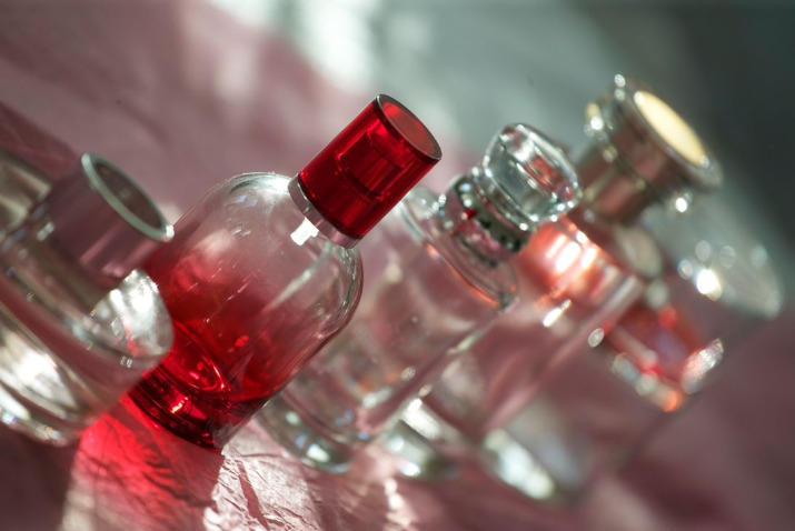 flacons en verre pour la parfumerie pompes capots cache pompe